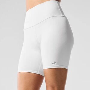 Alo 7” High-Waist Biker Short (S) in white